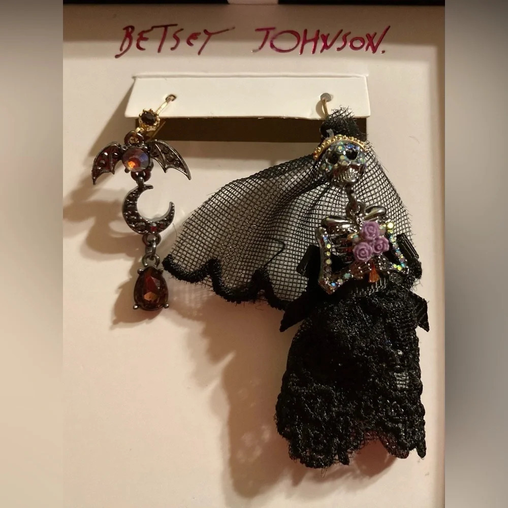 BETSEY JOHNSON SET Halloween Corpse Bride Mismatched Earrings & Necklace NEW NWT - Picture 4 of 7